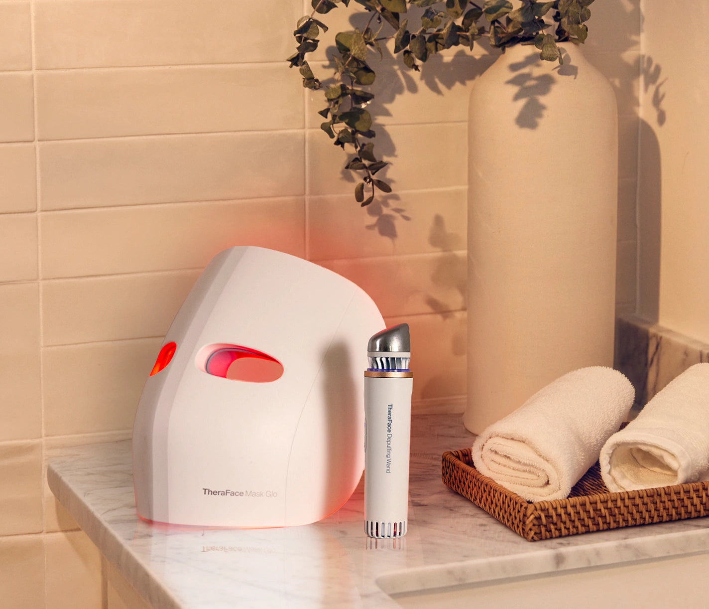 ボディ・フェイスケア ANTI-AGING & REJUVENATION DEVICE Anti-Aging Bundle: TheraFace Mask Glo + Depuffing Wand | Therabody