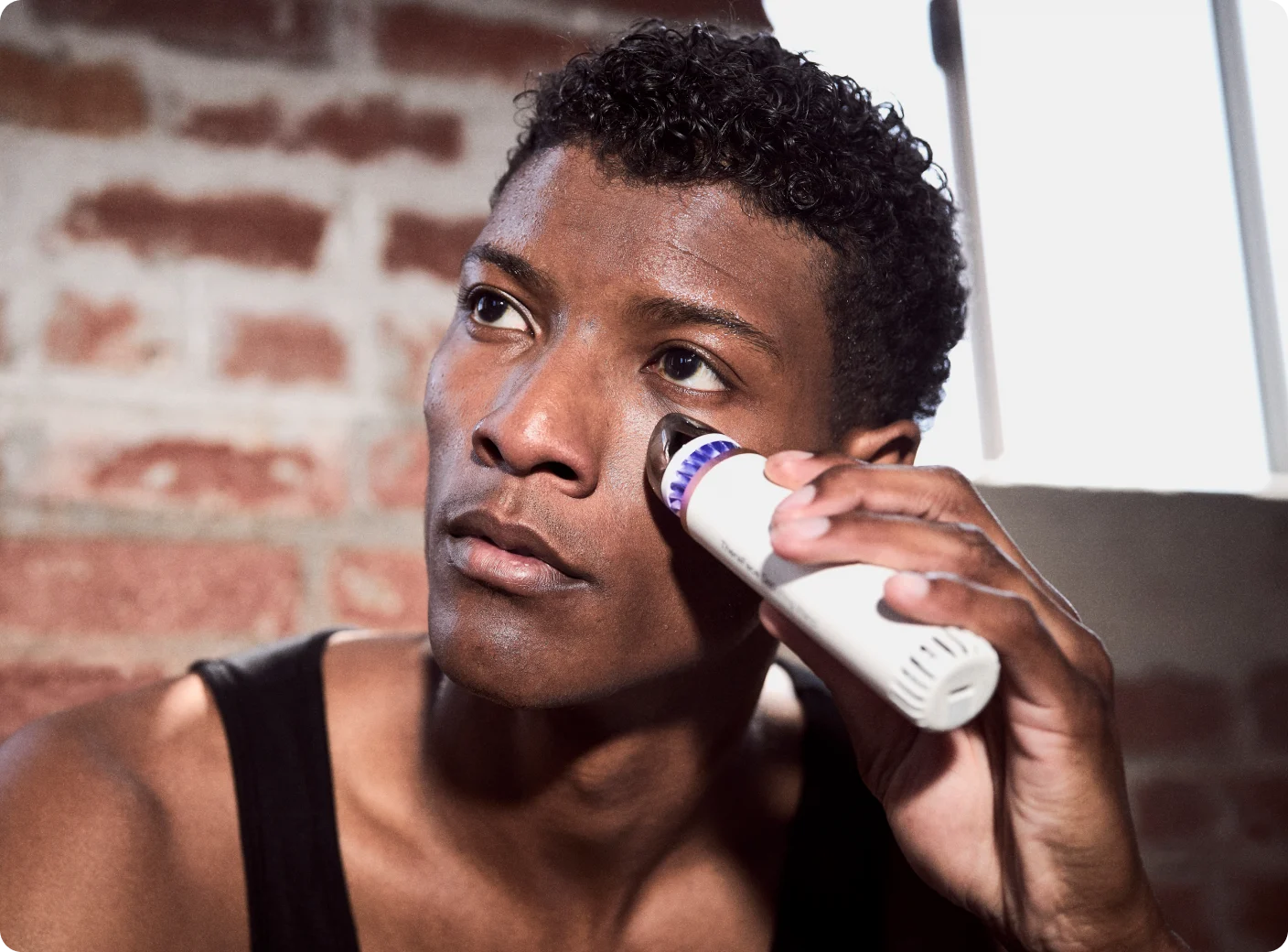 מכשיר עיסוי TheraFace Depuffing- גבר משתמש במוצר