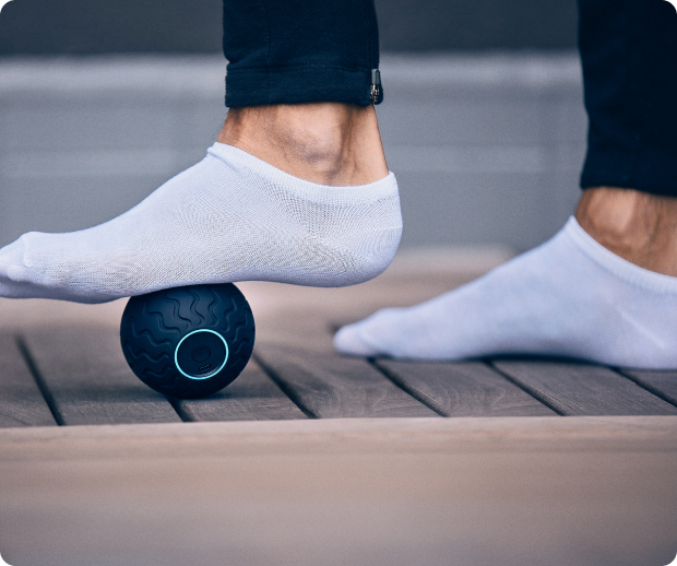 WaveSolo | Vibrating Ball Roller for Soreness & Recovery | Therabody US WaveSolo | Vibrating Ball Roller for Soreness & Recovery | Therabody US