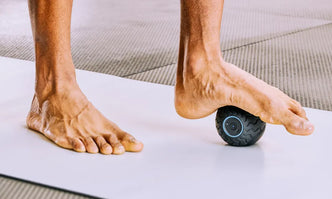 WaveSolo | Vibrating Ball Roller for Soreness & Recovery | Therabody US WaveSolo | Vibrating Ball Roller for Soreness & Recovery | Therabody US