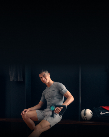 Cristiano Ronaldo using theragun device